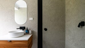 Een douche, een haardroger, handdoeken, shampoo