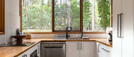 Kjøleskap, mikrobølgeovn, ovn og kokeplater