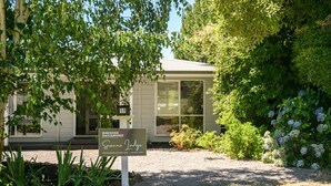 A house with a sign reading "Discover Daylesford" and a number "17" on the door. - Savanna Lodge Daylesford (Daylesford)