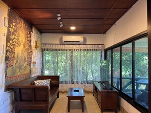 Villa with Ocean View | Wohnbereich | 32-Zoll-LCD-Fernseher mit Kabelempfang