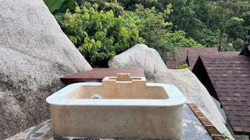 Deluxe Room, Jetted Tub, Ocean View | Jetted bathtub