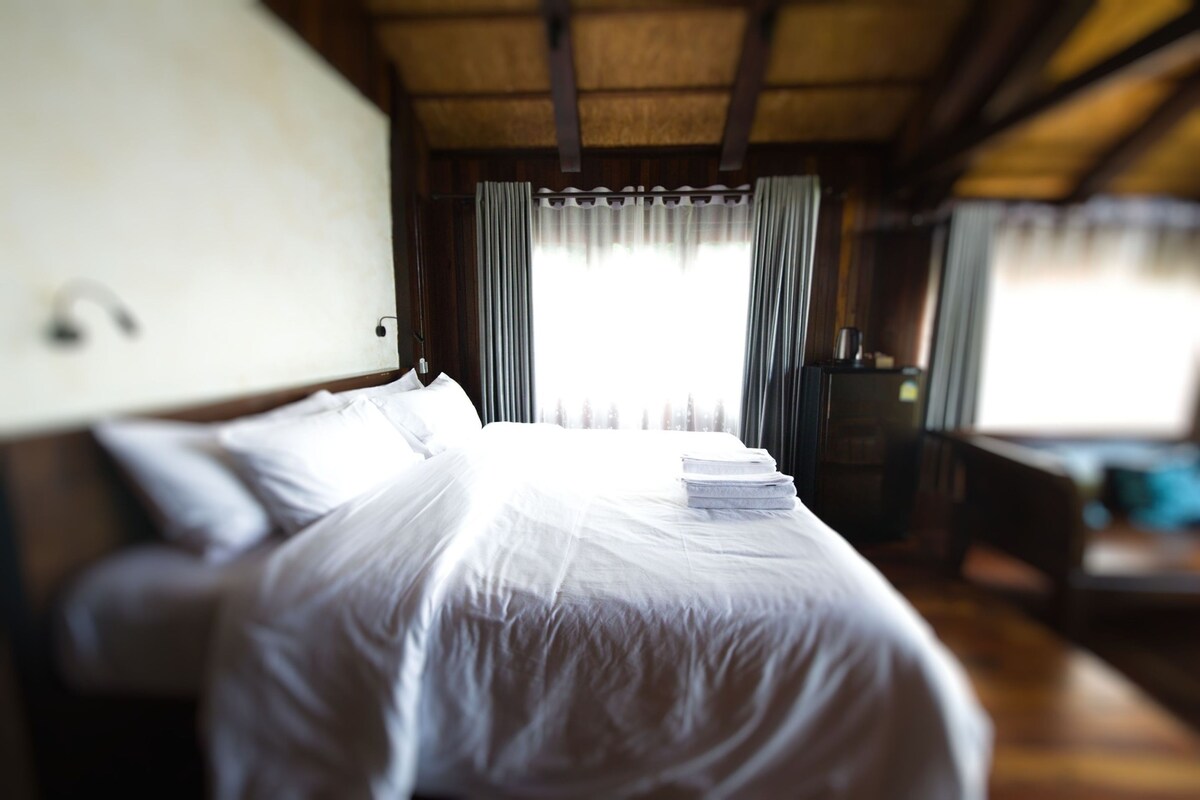 Deluxe Room, Sea View | Soundproofing, WiFi (free), bed sheets