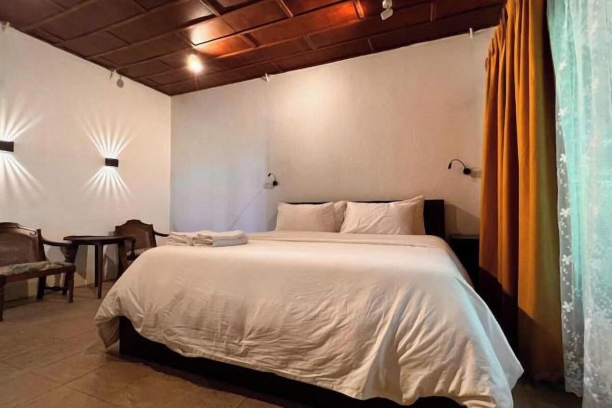 Soundproofing, free WiFi, bed sheets