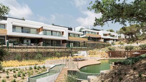 Un complexe hôtelier moderne composé de plusieurs bâtiments, doté d’une piscine et agrémenté d’un jardin paysager.
