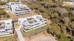 Un immeuble résidentiel moderne à plusieurs étages, doté d’une piscine sur le toit et d’espaces de détente en plein air.