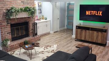 智能电视、壁炉、电子游戏