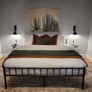 4 habitaciones, escritorio y tabla de planchar con plancha 