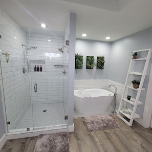 Douche, séchoir à cheveux, serviettes fournies, savon
