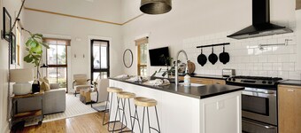 The Shotgun House from Fixer Upper; <2 Min Walk to Silos-Downtown; 900+ 5-Stars