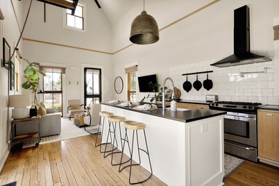 The Shotgun House from Fixer Upper; <2 Min Walk to Silos-Downtown; 900+ 5-Stars