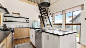 Geladeira, micro-ondas, fogão, cooktop