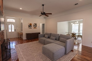 Una televisión, una chimenea, una mesa de tenis de mesa