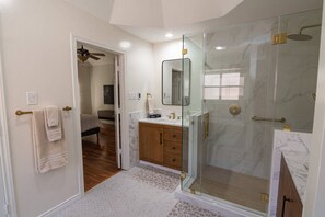 Een douche, een haardroger, shampoo