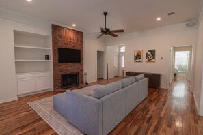 Una televisión, una chimenea, una mesa de tenis de mesa