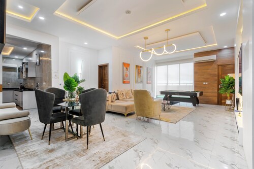 Ocean view Luxurious 2 bedroom apartment on Lekki phase 1. Close to all beaches