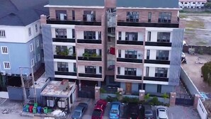 Exterior - Ocean view Luxurious 2 bedroom apartment on Lekki phase 1. Close to all beaches (Lekki)