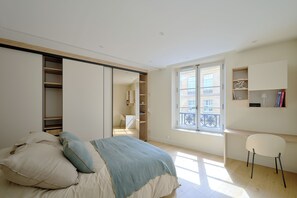 4 chambres, bureau, fer et planche à repasser, lit parapluie