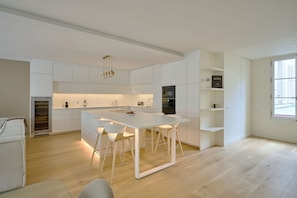 Fridge, microwave, oven, dishwasher - Brand new 4-bedroom apartment rue de Tournon, in the middle of Quartier Latin (Paris)