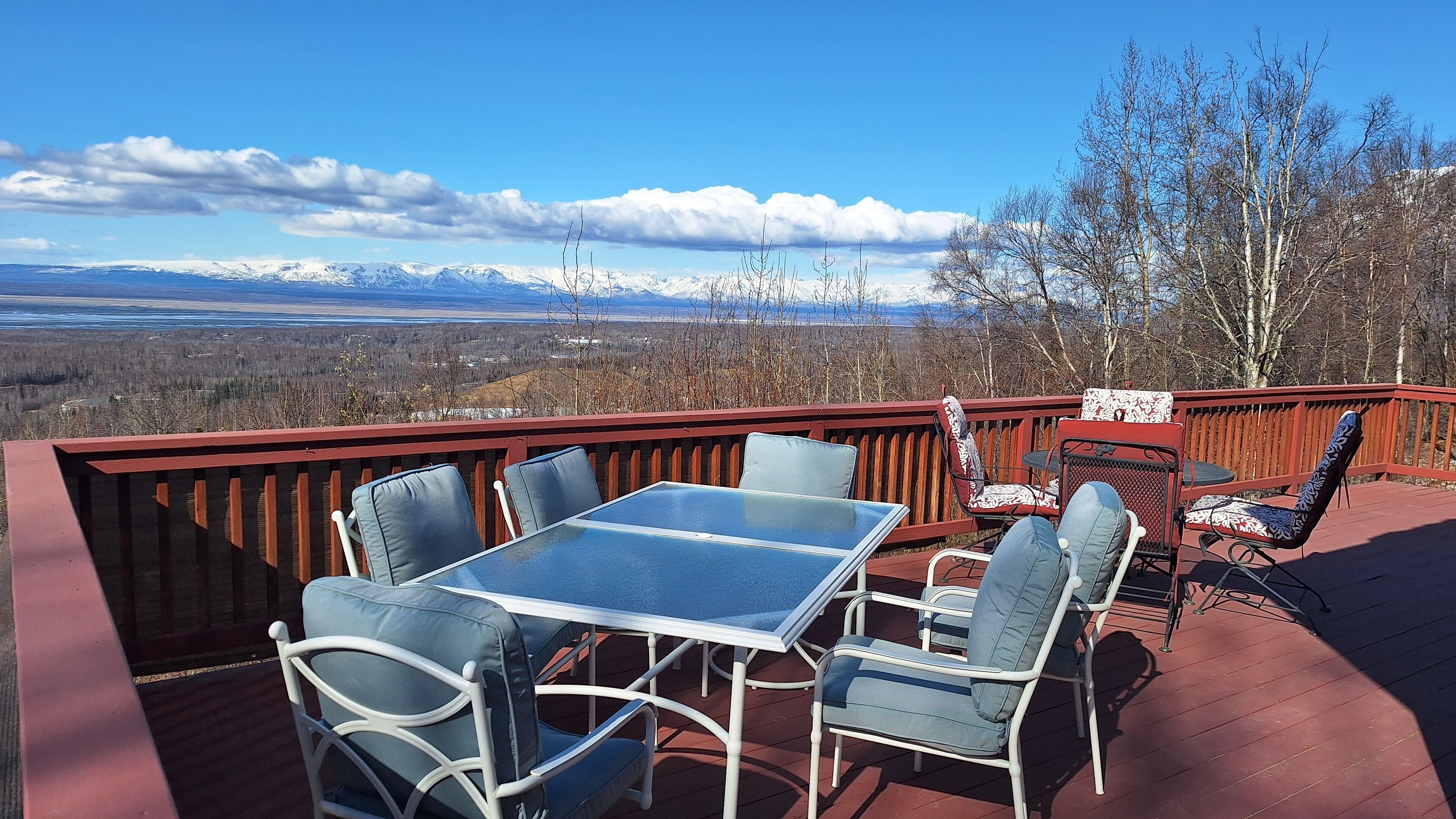Amazing Views - Ocean & Mountains! Chef's Kitchen, Sauna, Work from Home!