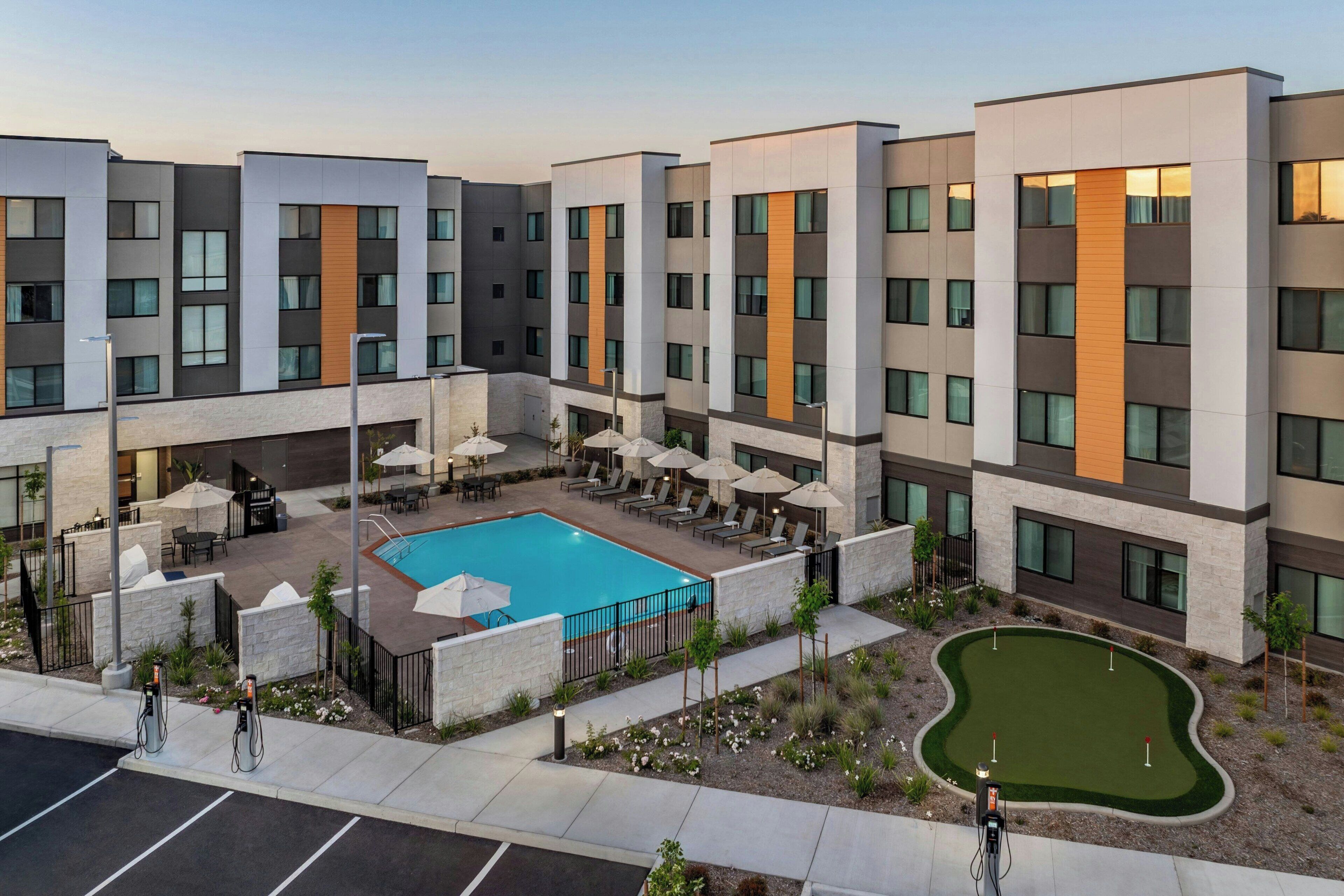 Alberca al aire libre, sombrillas en la alberca y camastros 