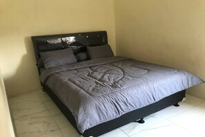 Deluxe Double Room | Laptop workspace, free WiFi, bed sheets - Capital O 94128 The Bale Teras't (Colomadu)