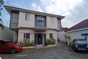 Front of property - Capital O 94128 The Bale Teras't (Colomadu)