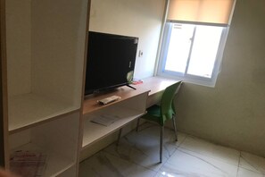 Deluxe Double Room | Laptop workspace, free WiFi, bed sheets - Capital O 94128 The Bale Teras't (Colomadu)