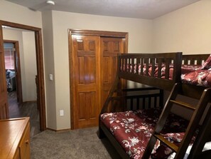 6 dormitorios, tabla de planchar con plancha, wifi y ropa de cama