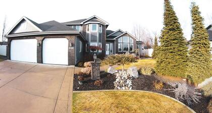 Gorgeous Executive Home - Hot Tub, Gym, Theatre, and More!