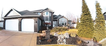 Gorgeous Executive Home - Hot Tub, Gym, Theatre, and More!