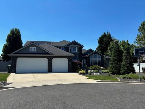 Gorgeous Executive Home - Hot Tub, Gym, Theatre, and More!