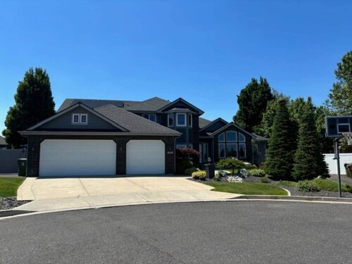 Gorgeous Executive Home - Hot Tub, Gym, Theatre, and More!