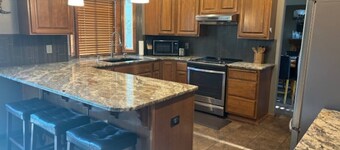 Gorgeous Executive Home - Hot Tub, Gym, Theatre, and More!