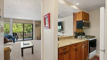 Kühlschrank, Mikrowelle, Herdplatte, Geschirrspüler