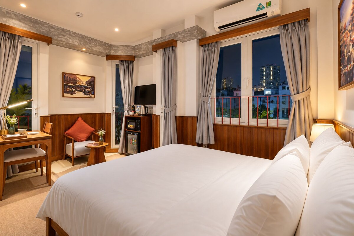 Deluxe Double Room City View | Minibar, in-room safe, blackout curtains, soundproofing