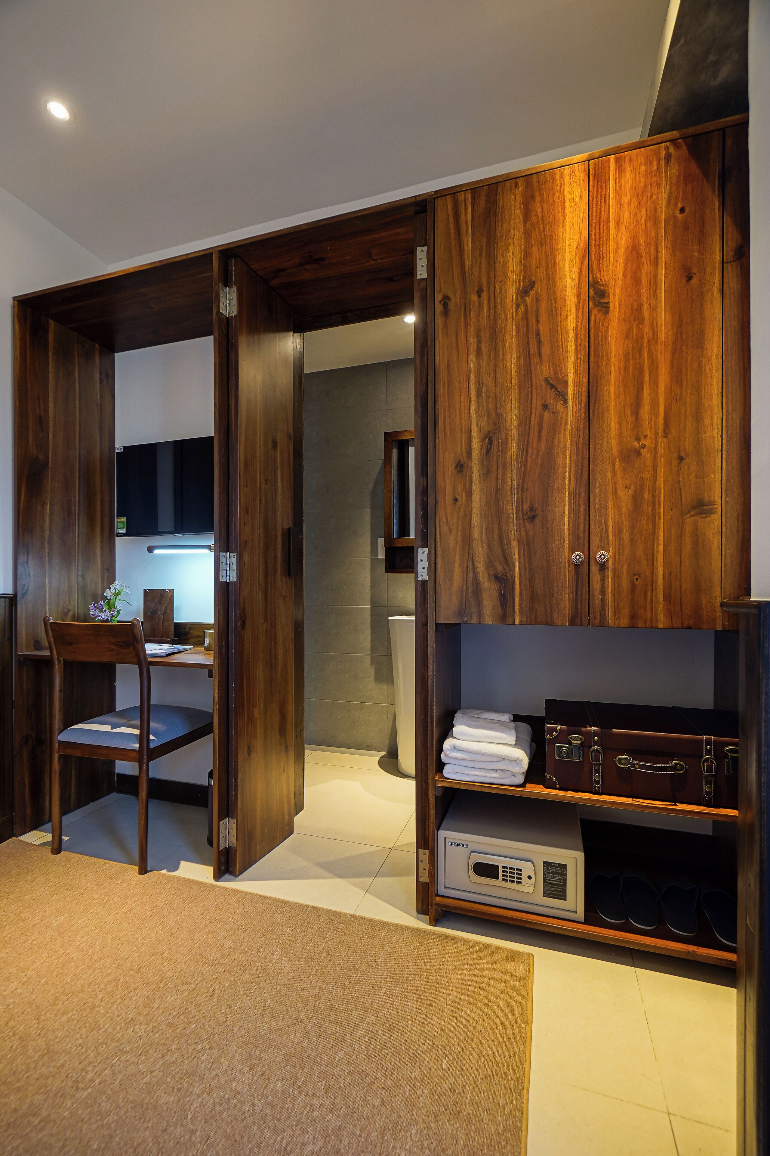 Minibar, pengeskab på værelset, mørklægningsgardiner, lydisolering