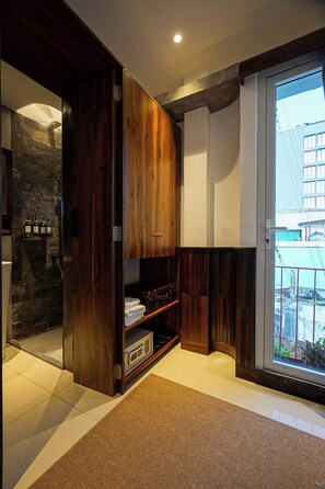 Minibar, caja de seguridad en la habitación y cortinas blackout