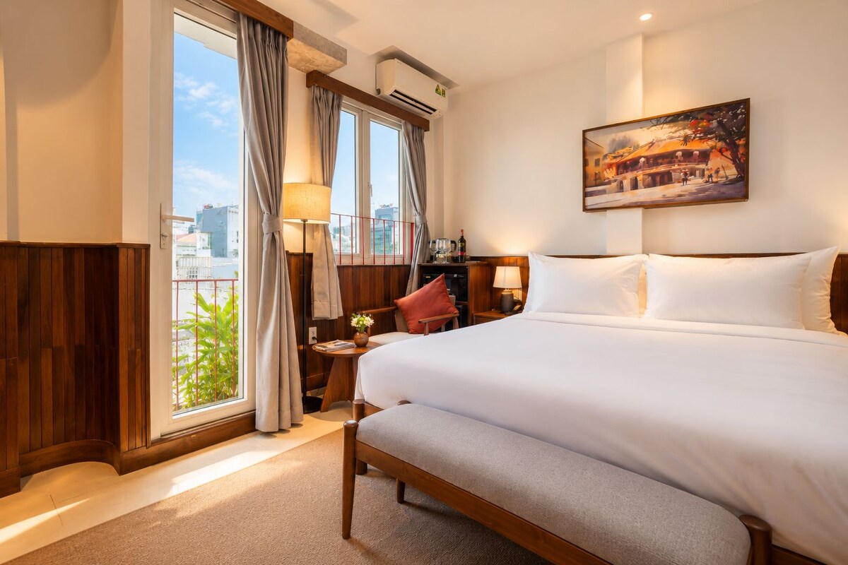 Deluxe Double Room Balcony/window | Minibar, in-room safe, blackout curtains, soundproofing