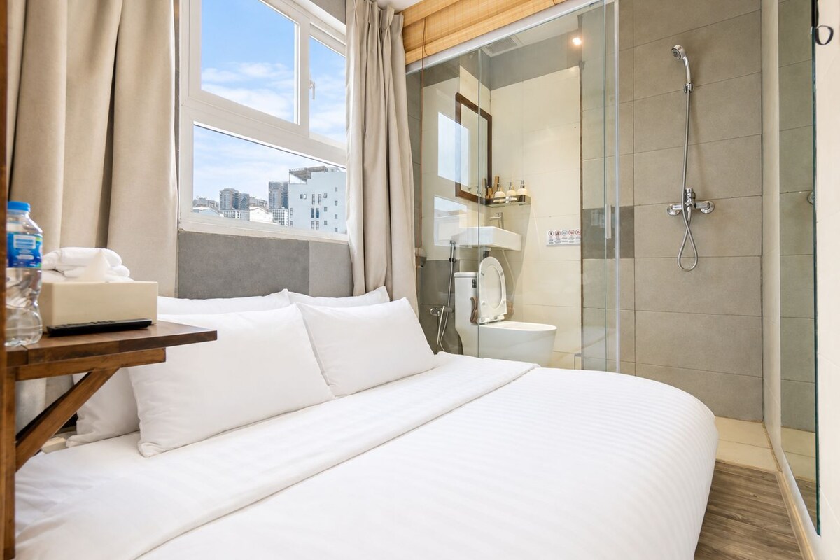 Economy Room | Minibar, in-room safe, blackout curtains, soundproofing