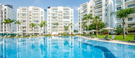 Una piscina al aire libre, una piscina climatizada