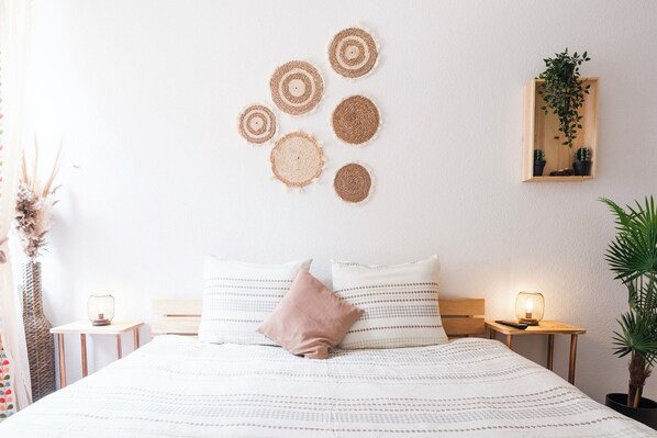 2 室のベッドルーム、デスク、WiFi、ベッドシーツ