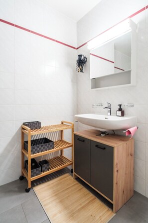 Haartrockner, Bidet, Handtücher, Seife