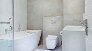 SĂšche-cheveux, serviettes fournies, savon, papier toilette