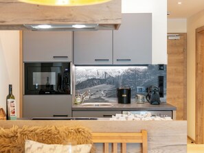 Een koelkast, een microgolfoven, een kookplaat, een vaatwasser