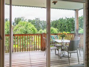 Outdoor dining - Luxury apartment with a sauna and a balcony (Haus im Ennstal)