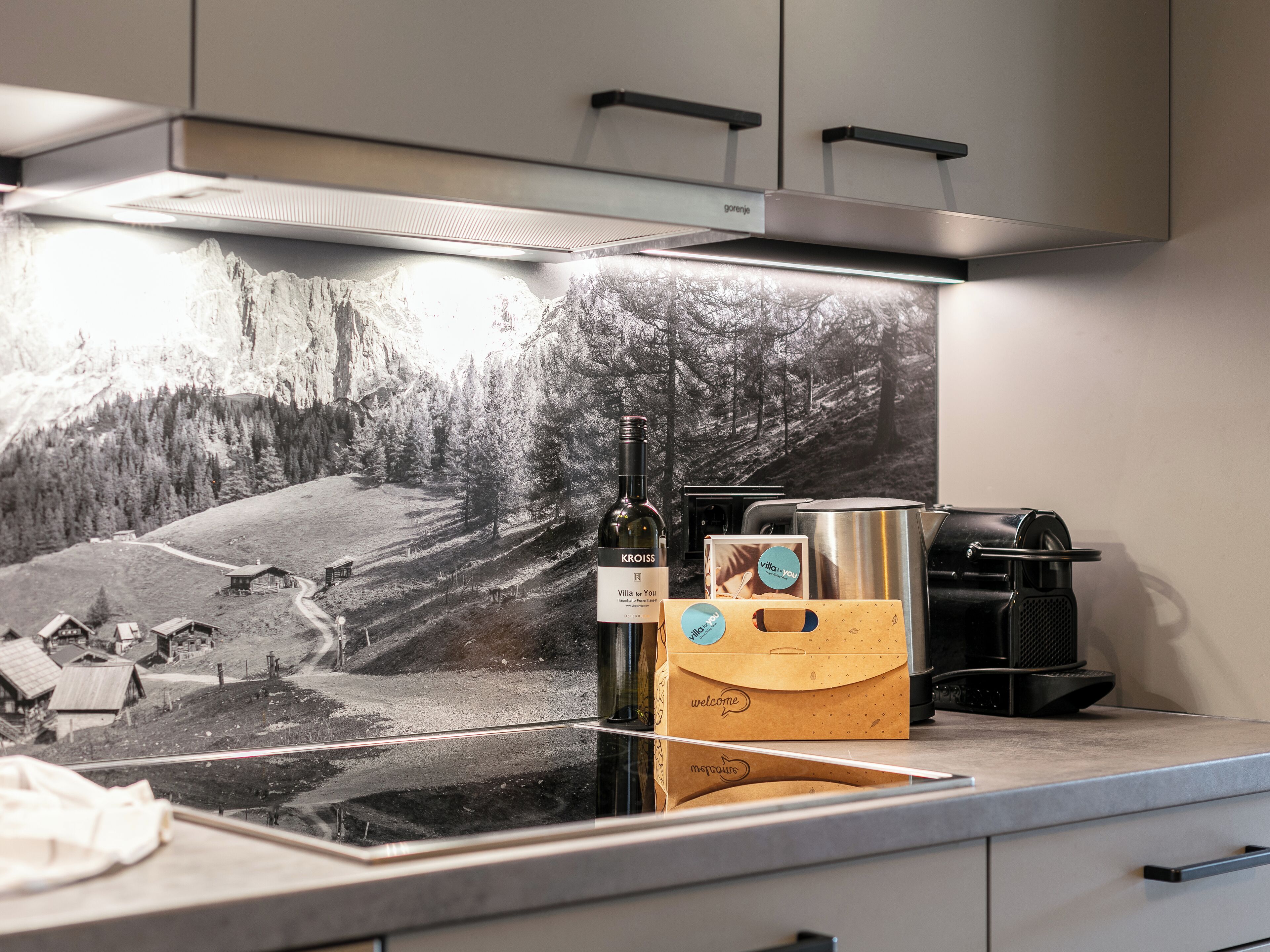 Wasserkocher mit Kaffee-/Teezubehör, Kühlschrank, Mikrowelle, Herdplatte