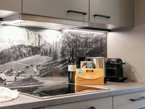 Frigorífico, microondas, placa de cocina y lavavajillas