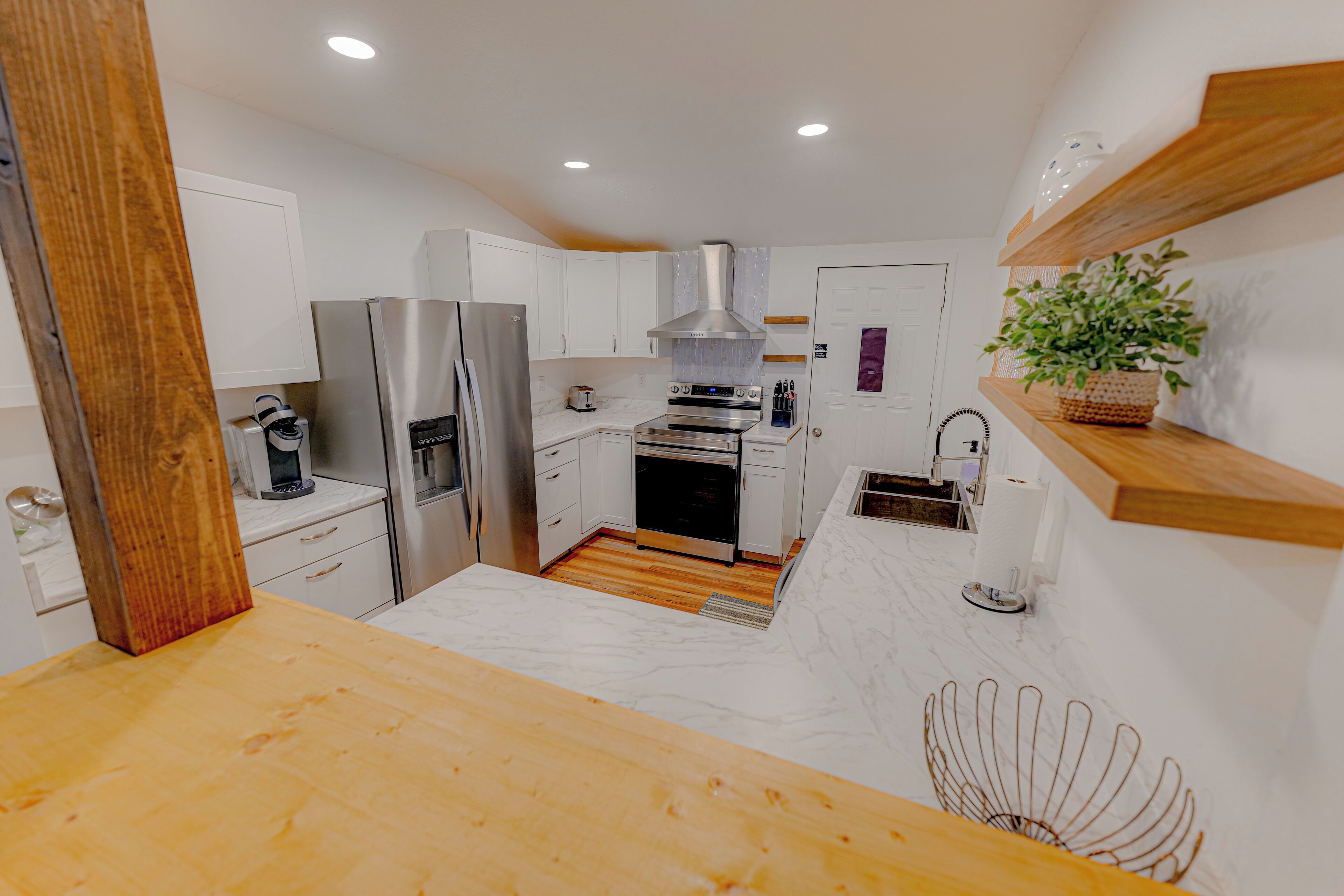 Jääkaappi, mikroaaltouuni, uuni, liesi