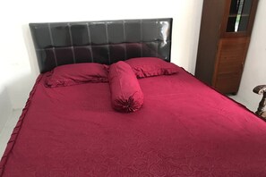 Standard Double Room | Bed sheets - Hotel O Homestay Wijaya Kusuma Syariah (Klaten)