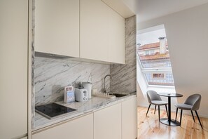 Fridge, microwave, coffee/tea maker, toaster - GuestReady - A fantastic home in Porto (Boavista)